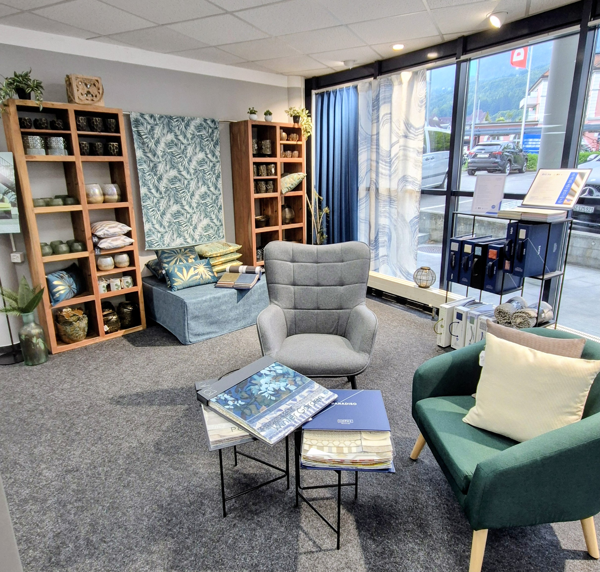 Showroom mit Stoffmustern und Möbeln